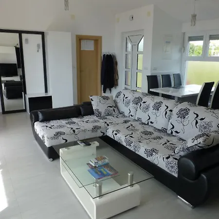 Apartman Nice With Shared Swimming Pool Only 500m From The Beach And 4km From