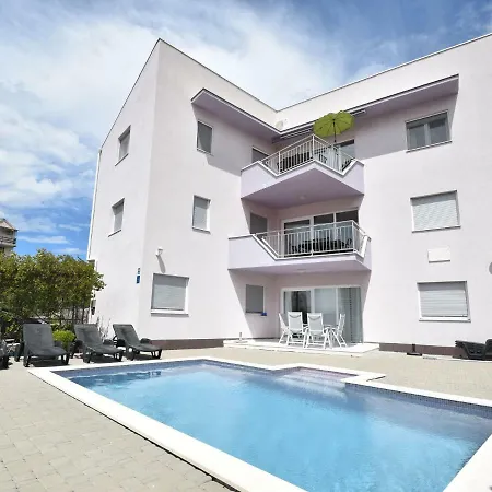 Nice With Shared Swimming Pool Only 500m From The Beach And 4km From *
