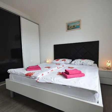 Nice With Shared Swimming Pool Only 500m From The Beach And 4km From *
