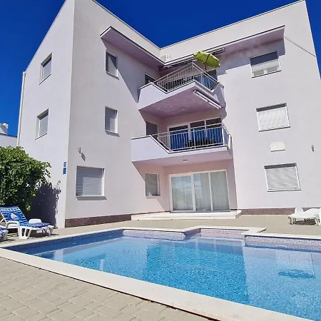 Nice With Shared Swimming Pool Only 500m From The Beach And 4km From 아파트 트로기르