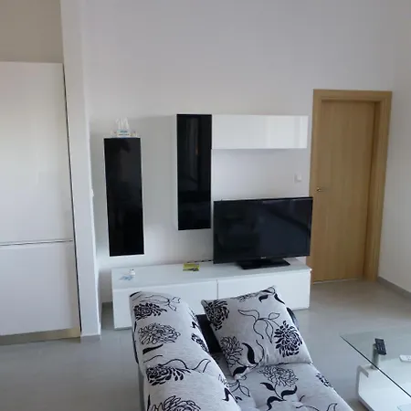 Nice With Shared Swimming Pool Only 500m From The Beach And 4km From 아파트 트로기르