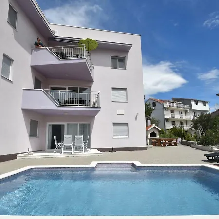 아파트 Nice With Shared Swimming Pool Only 500m From The Beach And 4km From 트로기르