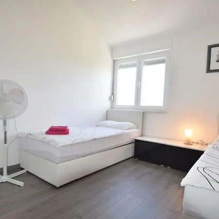Nice With Shared Swimming Pool Only 500m From The Beach And 4km From 트로기르