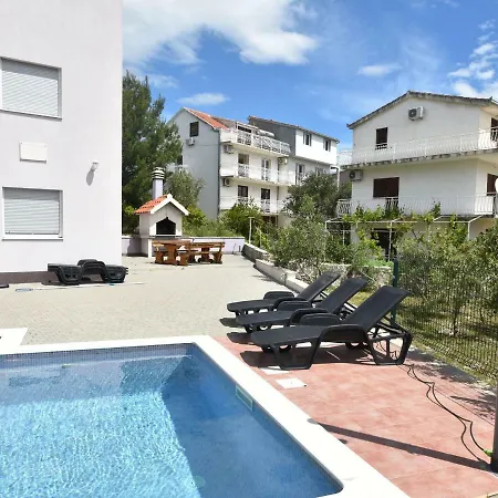 아파트 Nice With Shared Swimming Pool Only 500m From The Beach And 4km From 트로기르