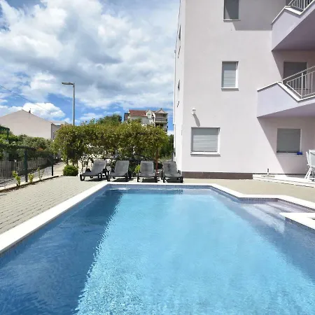 Nice With Shared Swimming Pool Only 500m From The Beach And 4km From * 트로기르