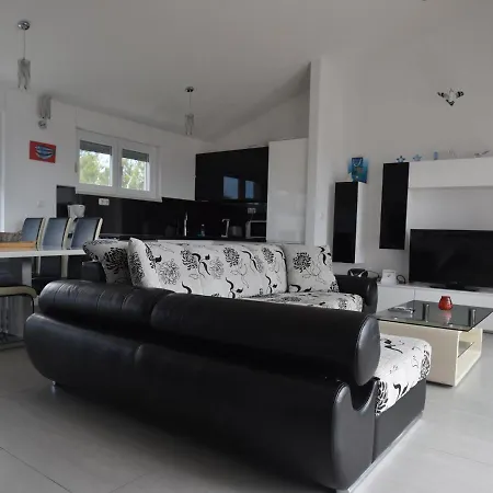 Nice With Shared Swimming Pool Only 500m From The Beach And 4km From 아파트 *