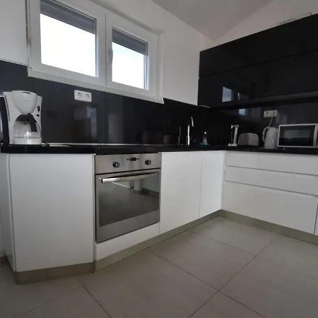 Nice With Shared Swimming Pool Only 500m From The Beach And 4km From 아파트